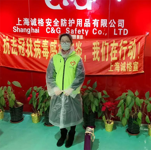 攜手戰(zhàn)“疫”，逆風(fēng)而上，上海志愿者助力抗疫防護(hù)服生產(chǎn)